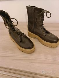 Anfibi in pelle marrone. marca Bata linea Red Labe