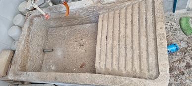 lavatoio (pila) in pietra antica risalente ai prim