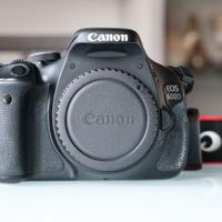 Canon EOS 600D – Reflex APS-C + telecomando + 2 ba