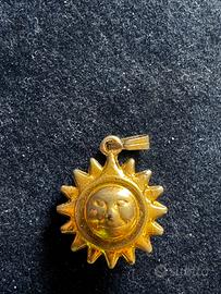 Ciondolo sole con volto – tono oro