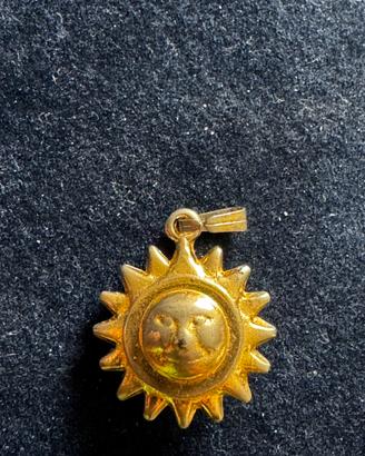 Ciondolo sole con volto – tono oro