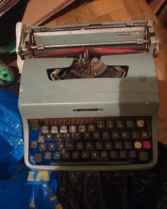 Macchina da scrivere Olivetti lettera 32