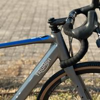 Bici bici elettrica gravel Triumph te sprint grigi