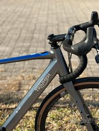 Bici bici elettrica gravel Triumph te sprint grigi