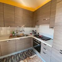 Cucina con tavolo piccolo