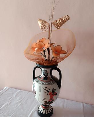 Vaso stile greco con composizione floreale