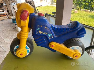 Sette scatole di giochi per bambini