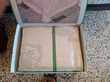 Coredo composto da lenzuola copriletto e tovaglie