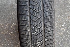 4 pneumatici invernali 235/55/R18 Pirelli Winter