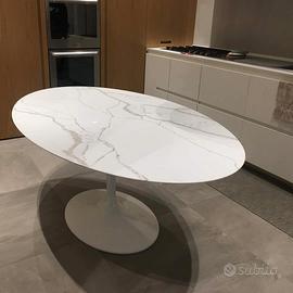 Tavolo Tulip quarzo effetto statuario tante misure