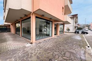 NEGOZIO A GIULIANOVA