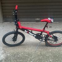 BMX rossa e nera