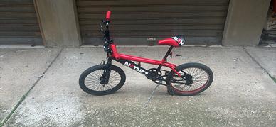 BMX rossa e nera