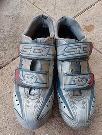 Scarpe con attacchi da montain bike 