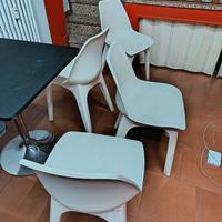 2 tavoli e 4 sedile 