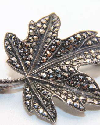 Stupenda spilla foglia acero argento marcasite