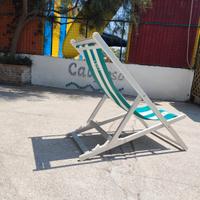 Sedie a sdraio mare e piscina