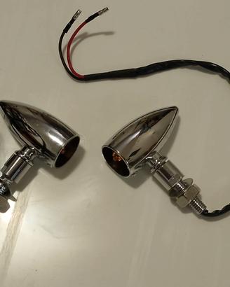 Frecce anteriori, faro posteriore e luce targa