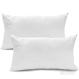 Cuscini bianchi per letto