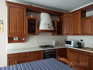 Cucina in legno buono stato