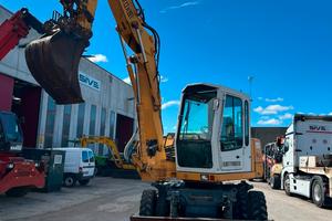 Escavatore gommato liebherr 308 triplice