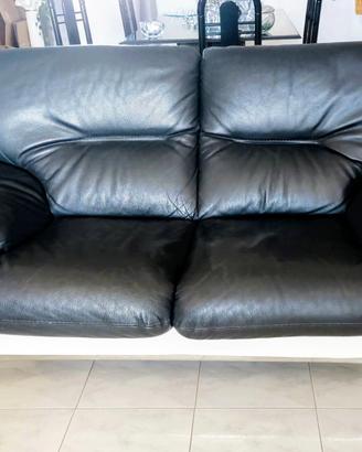 N. 2 divani  a due posti  in vera pelle