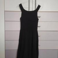vestito nero con scollo a u