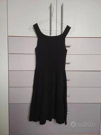vestito nero con scollo a u