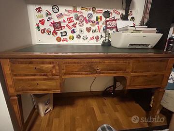 Scrivania in stile 800