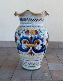 Vaso di ceramica dipinto a mano