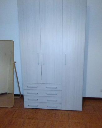 Armadio a tre ante e cassettiera