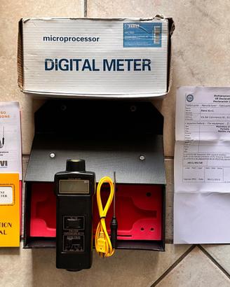 Misuratore di temperatura digitale e portatile