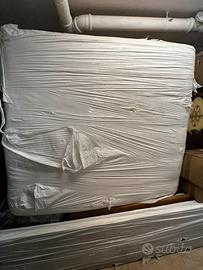 Materasso matrimonaile con doghe e reti in legno