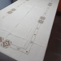 Raffinatissima tovaglia  con I suoi 12 tovaglioli 