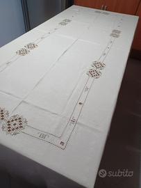 Raffinatissima tovaglia  con I suoi 12 tovaglioli 