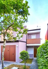 Villetta a schiera di testa con giardino e garage