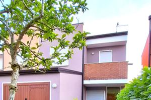 Villetta a schiera di testa con giardino e garage
