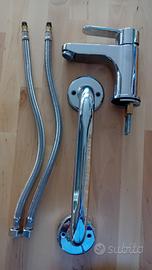 Miscelatore per bagno con flessibili e varie
