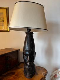 Lampada in legno originaria della Nigeria