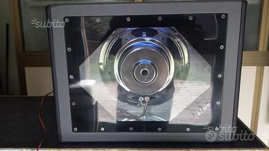 Subwoofer in box con neon blu