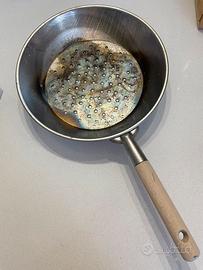 Padella bucata per castagne