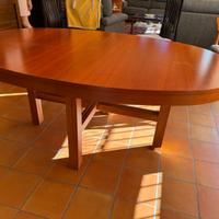 Tavolo in legno massello apribile ed estendibile.