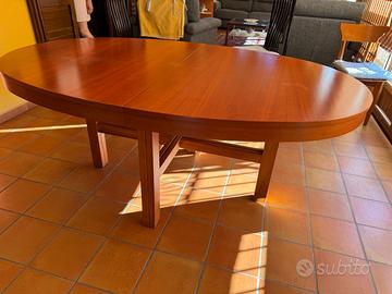 Tavolo in legno massello apribile ed estendibile.