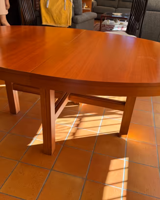 Tavolo in legno massello apribile ed estendibile.