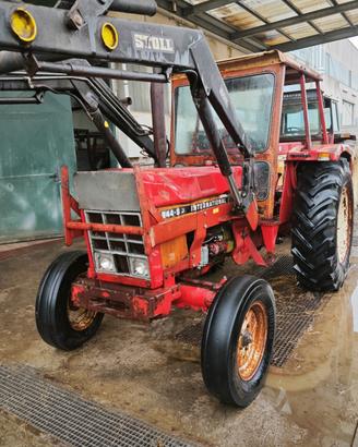 Trattore International 844S con caricatore