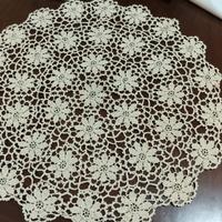 centrino tondo in cotone all'uncinetto beige