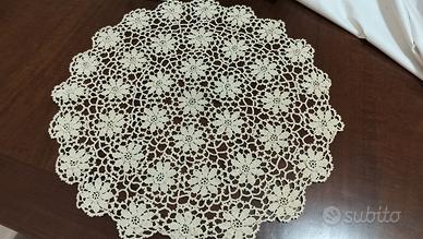 centrino tondo in cotone all'uncinetto beige