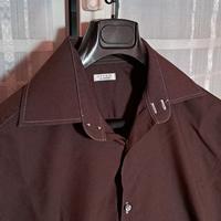 Camicia marrone con cuciture bianche