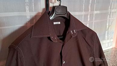Camicia marrone con cuciture bianche