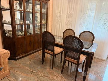 Tavolo e vetrinetta in legno di noce e ciliegio